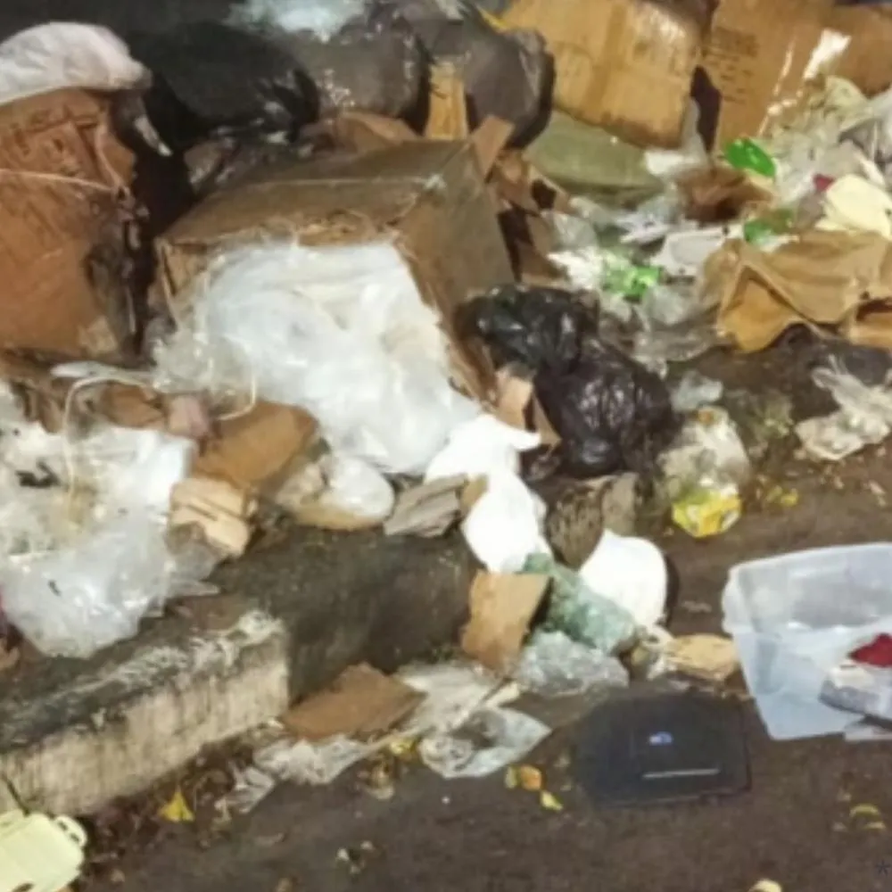 Empresa que utiliza depósito no Feiraguay está realizando descarte indevido