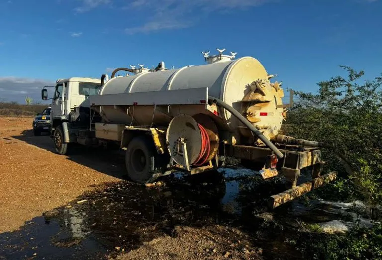 Polícia Rodoviária Federal flagra despejo ilegal de dejetos na vegetação
