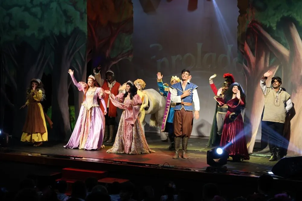 Espetáculo “Enrolados” encanta crianças em temporada no Teatro Margarida Ribeiro