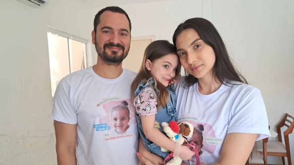 Casal de Feira de Santana arrecada doações para realizar tratamento da filha com doença rara nos Estados Unidos