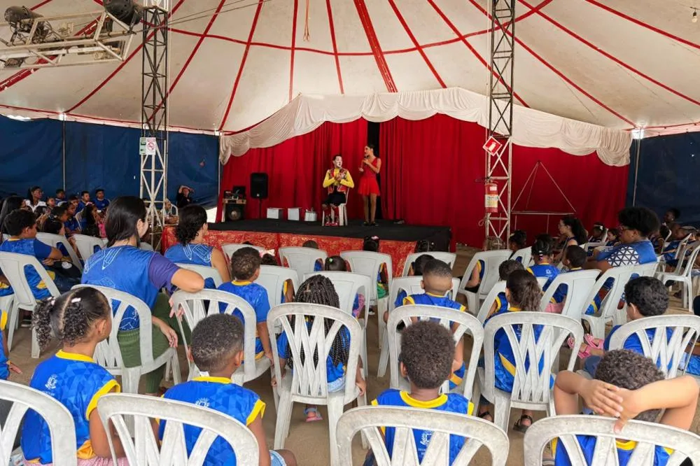 Alunos da rede municipal participam de ação especial do Dia do Circo