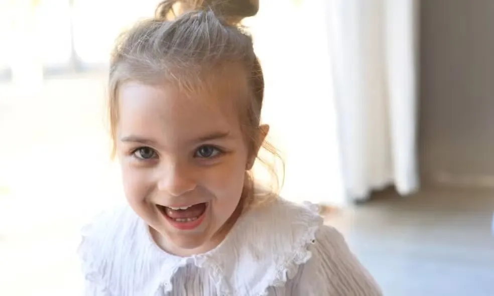 Criança feirense com doença rara é selecionada para terapia gênica experimental nos EUA