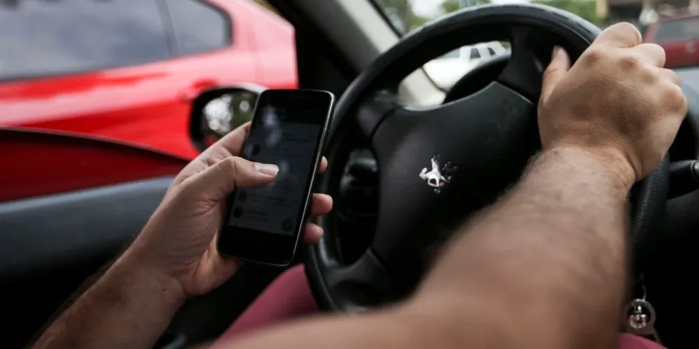 Maio Amarelo: uso do celular e distrações ao volante multiplicam acidentes e elevam custos para a saúde pública