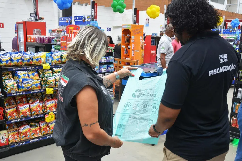 Procon notifica redes atacadistas para cumprimento da lei de sacolas recicláveis