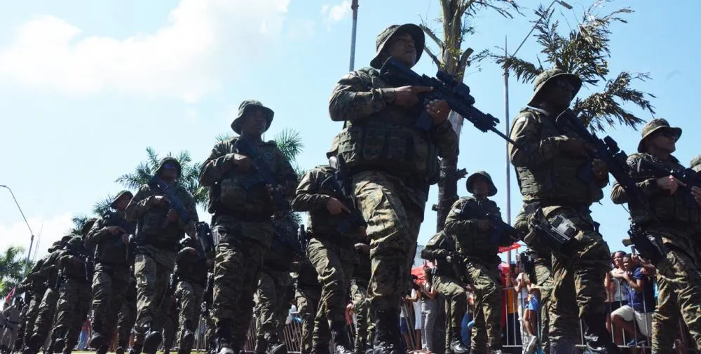 Em Feira, desfile da Independência do Brasil atraiu uma multidão à avenida Presidente Dutra