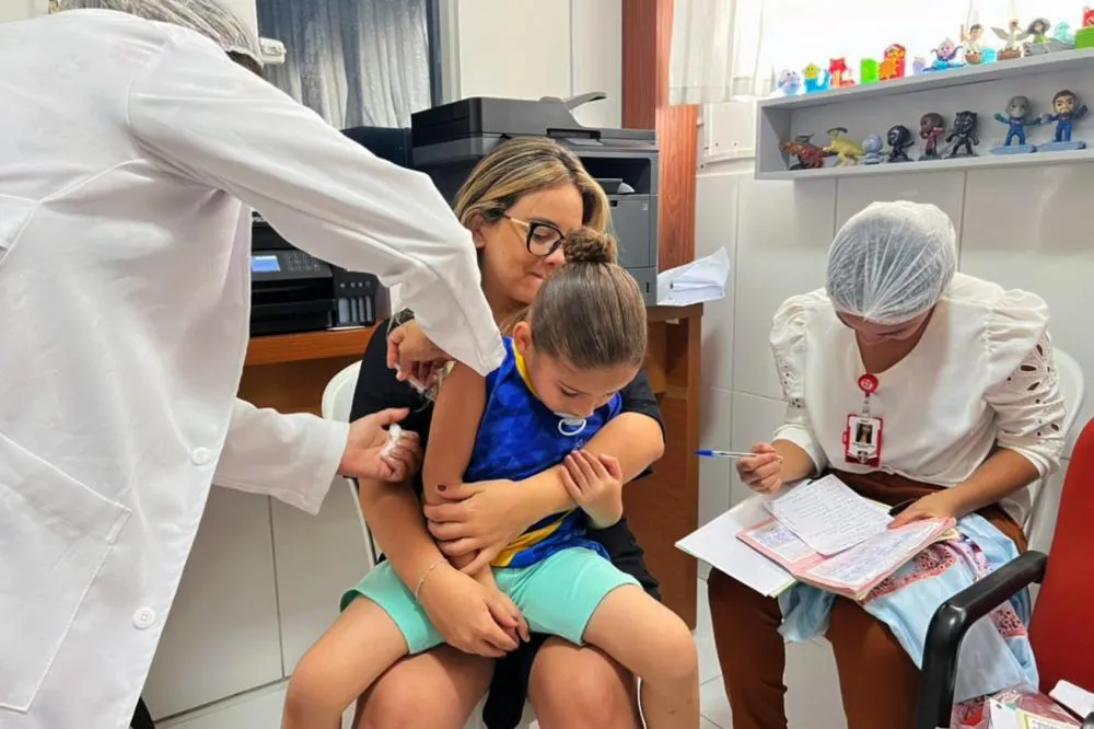 Unidades de saúde abastecidas para garantir a atualização da caderneta de vacinação de crianças e adolescentes