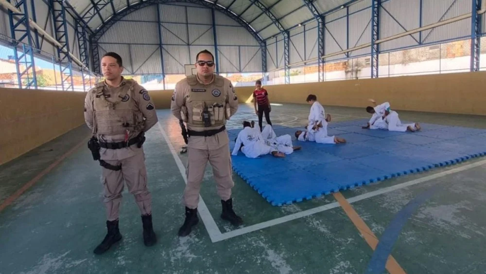 Projeto da PM leva aulas de jiu-jitsu para jovens da Rua Nova em Feira de Santana