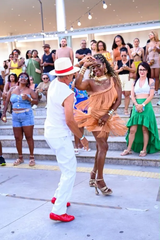 ‘Unidos pelo Samba’ realiza grande roda de samba com apresentações de circo no Centro de Convenções de Feira