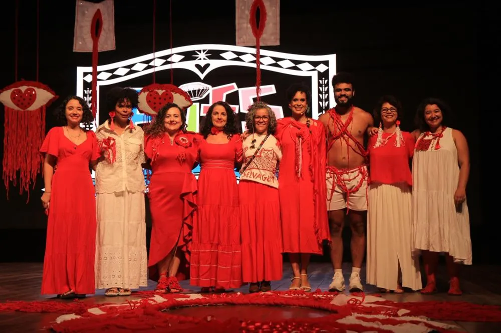 Moqueca de Maridos: espetáculo de histórias indígenas se apresenta em Feira de Santana, dias 29 e 30 de outubro
