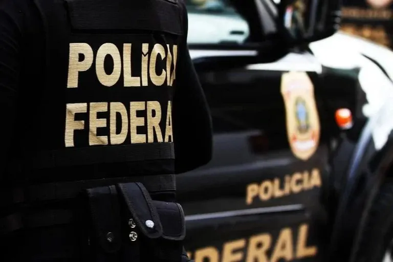36 candidatos com mandados de prisão são detidos pela Polícia Federal em vários estados.