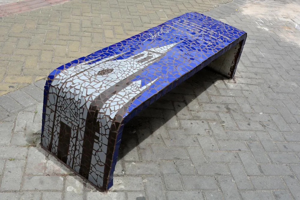 Mais um banco no Calçadão Sales Barbosa revestido com mosaico em homenagem ao poeta