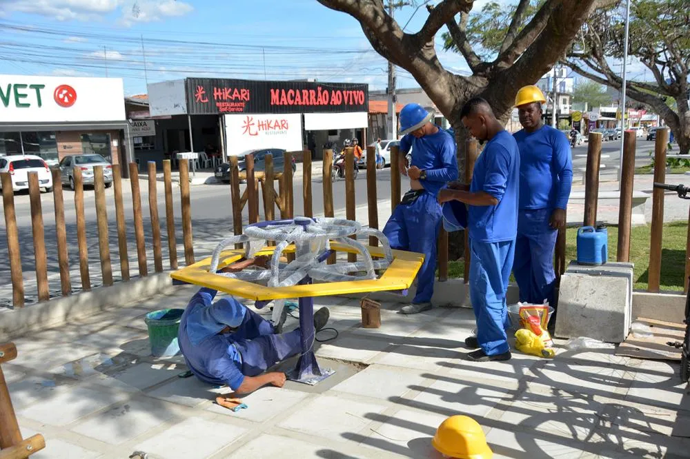 Chega a fase final construção de praça no canteiro central da avenida Fraga Maia