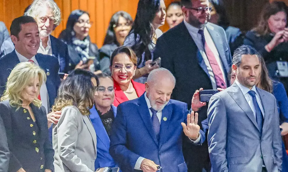 Após troca de aeronave, Lula retorna ao Brasil