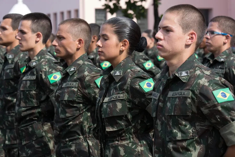 Mulheres poderão se alistar no serviço militar a partir de 2025 em iniciativa pioneira no Brasil