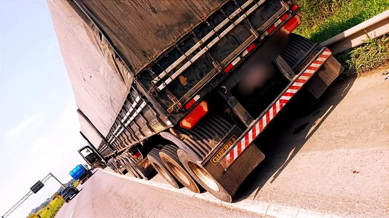 Bitrem com 9 eixos flagrado com 13 toneladas de excesso de carga