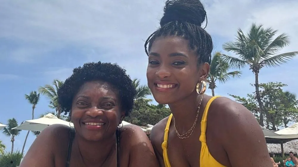 Erika Januza curte dias de sol e mar em Praia do Forte 