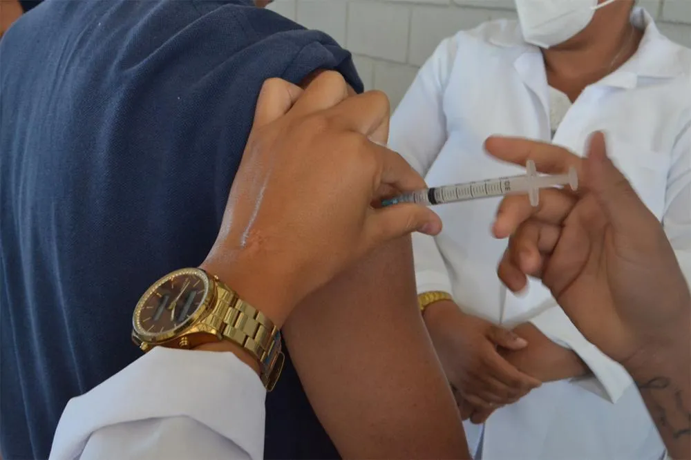 Feira de Santana amplia vacinação contra a gripe para toda a população