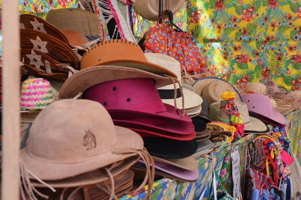 Feira do Chapéu oferece peças artesanais a preços competitivos