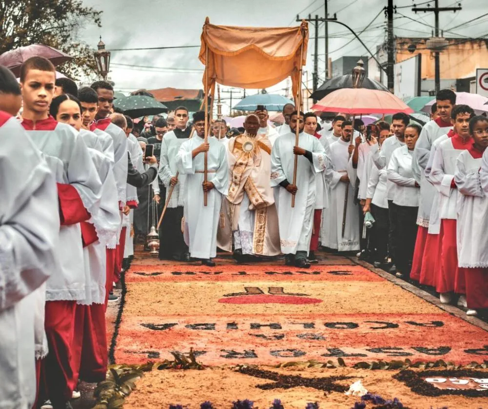 Feira de Santana celebra Corpus Christi com missa solene e confecção de tapetes tradicionais nesta quinta-feira
