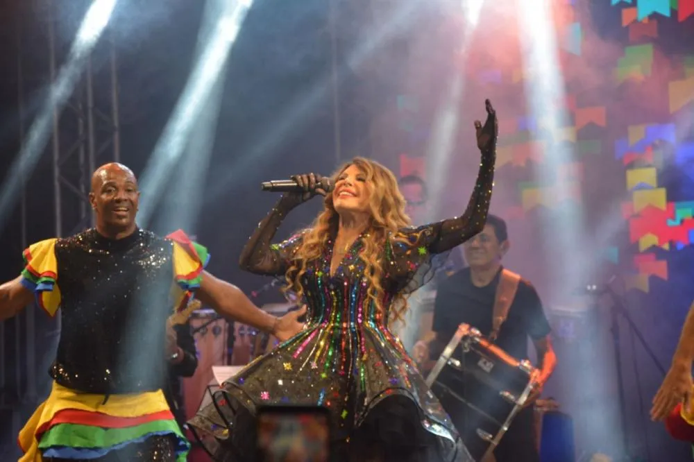 Elba Ramalho emociona público em Humildes com homenagem a Carlos Pitta e outros artistas nordestinos