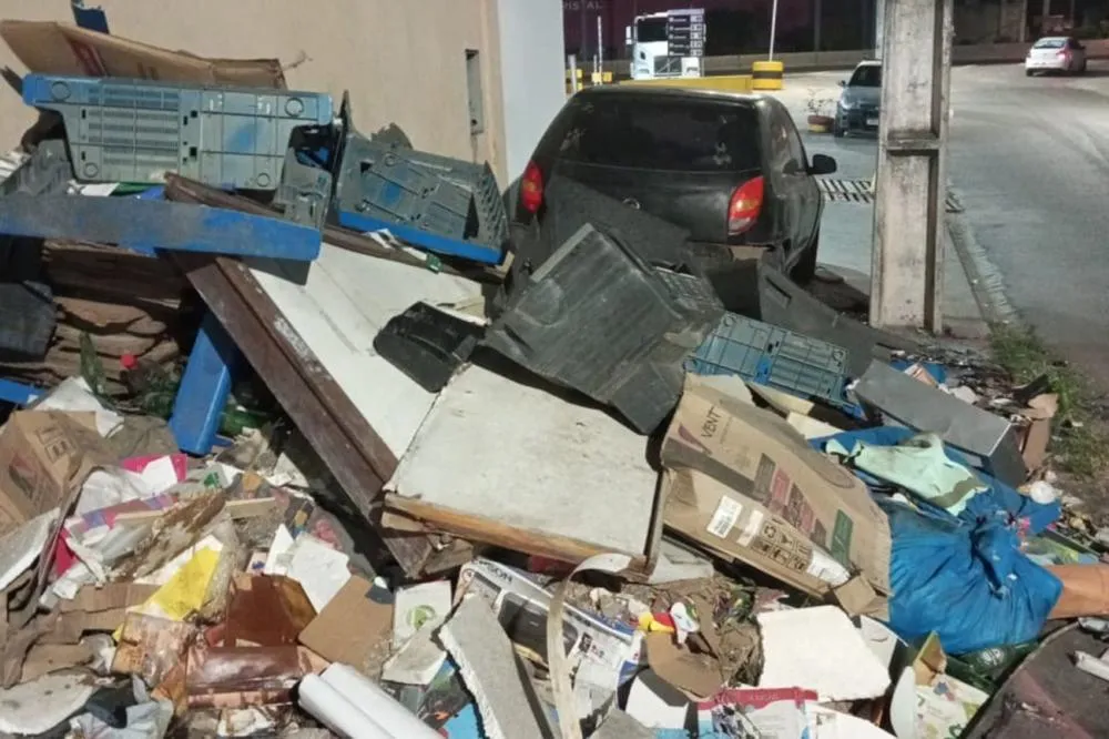 Empresa de reciclagem é flagrada realizando descarte irregular de resíduos na calçada