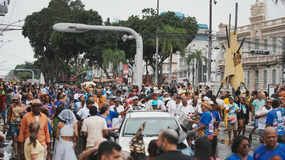 Criatividade e tradição marcam o Bando Anunciador em Feira de Santana: um olhar pelas lentes de Arivaldo Publio