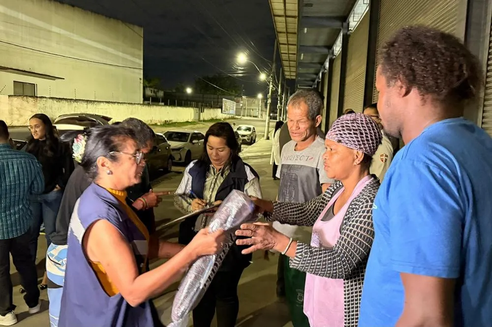 Prefeitura distribui cobertores a pessoas em situação de vulnerabilidade em Feira de Santana