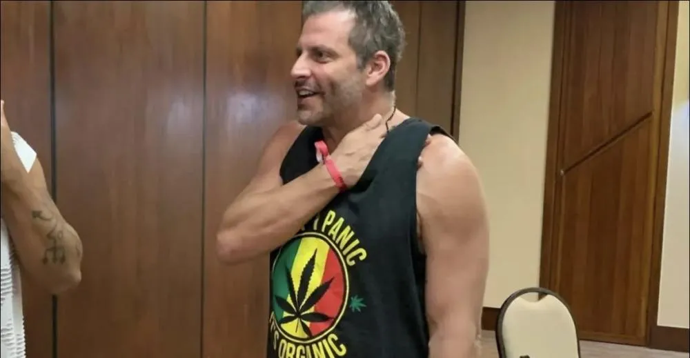 Ator Henri Castelli é impedido de entrar em restaurante em Praia do Forte